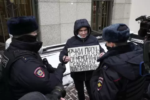 Polizeibeamte halten einen Demonstranten fest, der in Moskau vor dem Obersten Gerichtshof ein Plakat mit der Aufschrift «Hände w