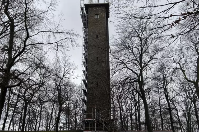 Teilweise noch eingerüstet: Der Potzbergturm.