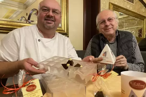 Alte Formen, traditionelles Handwerk: Stefan Filling (links) mit der Eckstein-Praline und ihrem Erfinder Karl-Heinz Kehl.
