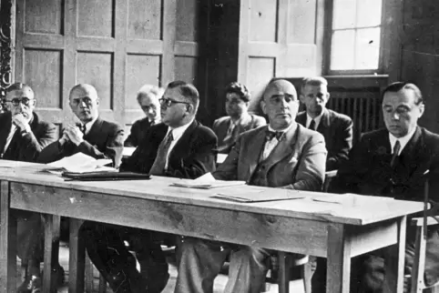 1947: Die erste rheinland-pfälzische Landesregierung unter Ministerpräsident Peter Altmeier (CDU), in der zweiten Reihe sitzt au