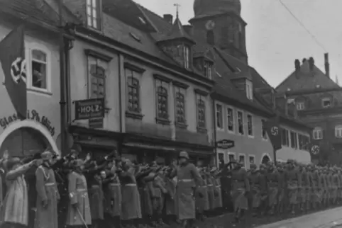 Zum Einzug in Pirmasens wurde eine Parade abgehalten, die auf große Resonanz bei der Bevölkerung stieß.