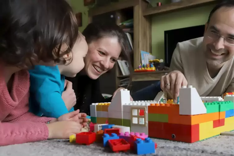 Vorerst bauen Irina und Ali Reza Houshami mit ihren Kindern nur ein Haus aus Duplosteinen. 
