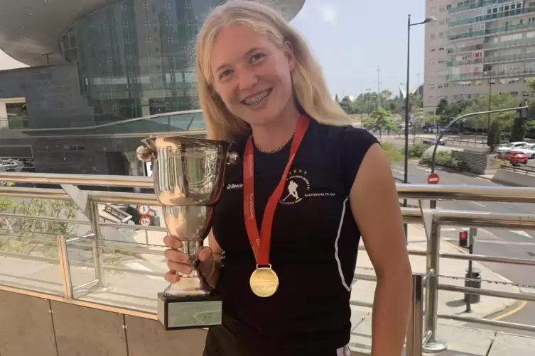 Der Höhepunkt des Jahres: Marie Fischer mit dem Siegerpokal und der Goldmedaille bei der U18-Europameisterschaft in Valencia.