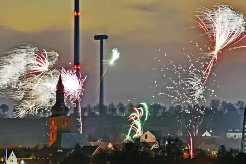 Verboten ist es nicht, dennoch wird’s solche Szenen mutmaßlich nicht geben: Silvesterfeuerwerk über Göllheim zum Jahreswechsel 2