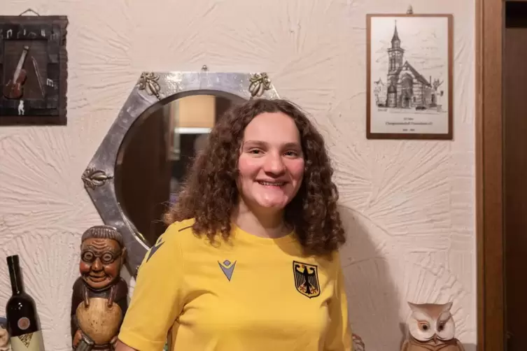 Miriam Knoblauch beim KSC Friesenheim. Rechts unten Wappentier Eule und eine Sieben-Dollar-Note aus Fidschi f&uuml;r die Goldmedaille