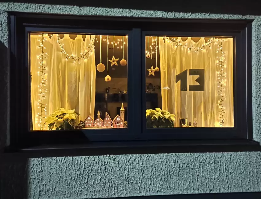 Die Mertesheimer haben ihre Fenster als Adventskalender geschmückt.