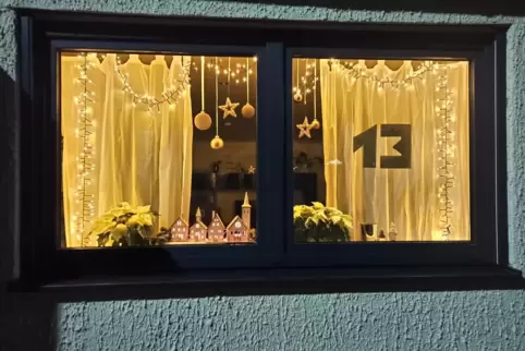 Die Mertesheimer haben ihre Fenster als Adventskalender geschmückt. 