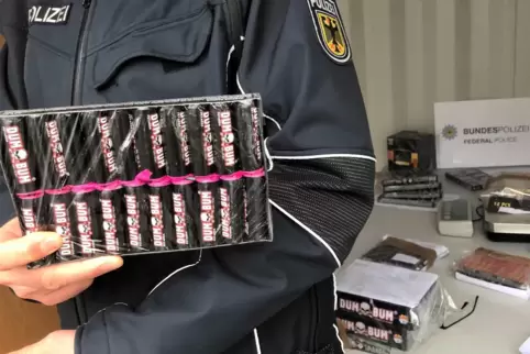 Beschlagnahmt: Ein Bundespolizist mit Böllern, die nach Deutschland geschmuggelt werden sollten. 