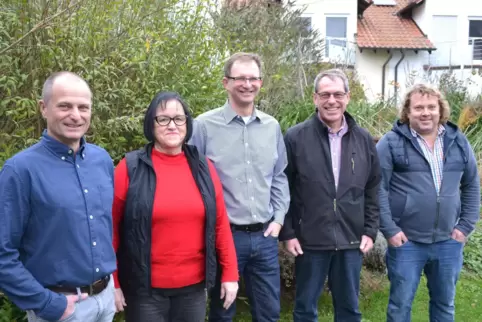 Deutlich verjüngt: Führungsriege des Pfälzerwald-Vereins in Speyer um den Vorsitzenden Helmut Back (Mitte). Deutlich verjüngt: Führungsriege des Pfälzerwald-Vereins in Speyer um den Vorsitzenden Helmut Back (Mitte).