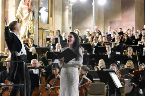 „Auferstehn, ja auferstehn wirst du“: Mahlers Zweite im Dom mit der Staatsphilharmonie und dem Domchor unter Michael Francis. Vo