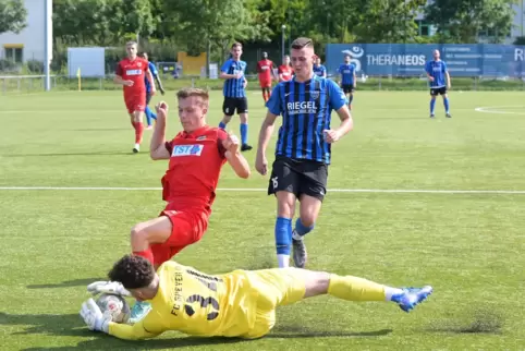 Verlässt den Sportpark: Yannis Albrecht (blau).