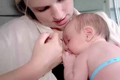 Ein Baby trägt testweise den Überwachungsgürtel, der Herz und Atmungsaktivität kontrollieren kann. Foto: Bambi Belt idd/Frei