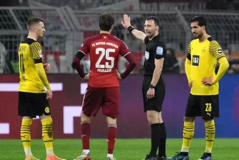 Schiedsrichter Zweyer war für seine Leistung im Topspiel gegen Bayern München heftig von Borussia Dortmund kritisiert worden.
