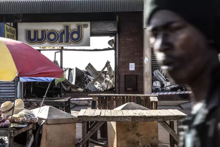 Ein zerstörtes Geschäft in Nongoma. Als Südafrikas Ex-Präsident Jacob Zuma kurzzeitig in Beugehaft kam, hatten dort Zulu-Kämpfe