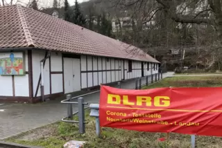 Inzwischen weist die DLRG mit großen Werbebannern auf die Teststation in ihrem Clubheim (im Hintergrund) hin. 