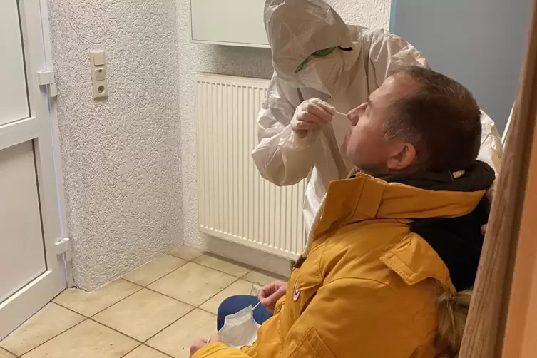 Ein Anwohner aus der Sauterstra&szlig;e l&auml;sst sich im DLRG-Vereinsheim testen.