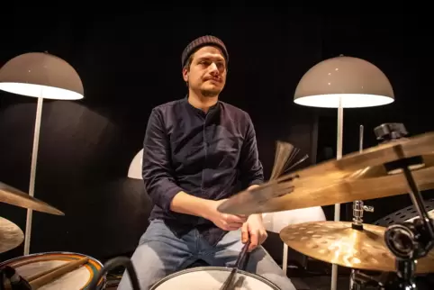Schlagzeuger Julian Losigkeit bei einem Livestream-Konzert im Karlsruher Jazzclub. 