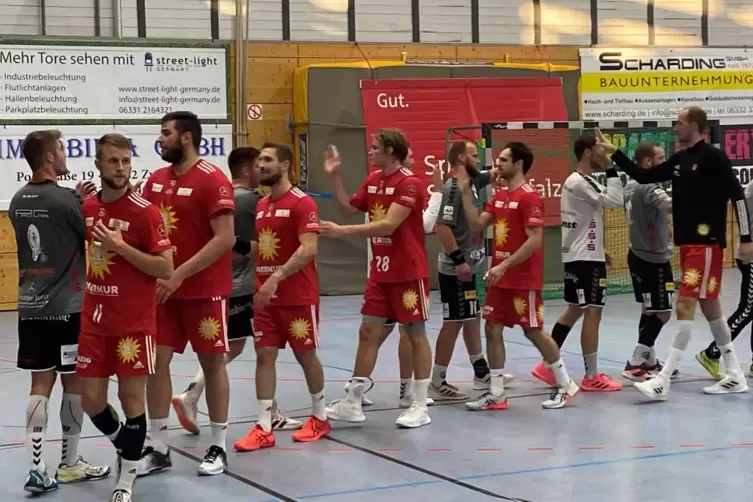 Ein Handball-Fest: Drittligist SV 64 Zweibr&uuml;cken (in Grau) empfing am 28. August in der ersten Runde des DHB-Pokals den Erstliga