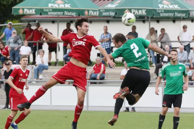 Die beiden Fu&szlig;ball-Landesligisten TSC und VB Zweibr&uuml;cken (hier von links Jonathan Kauf, TSC, und Janik Gerlinger, VBZ, beim Kopf