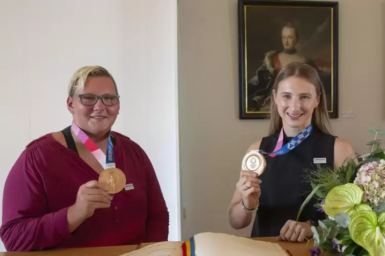Lohn der M&uuml;hen: Jasmin Grabowski (links) und Martyna Trajdos, Judoka des JC Zweibr&uuml;cken, trugen sich im September f&uuml;r ihre Bronz