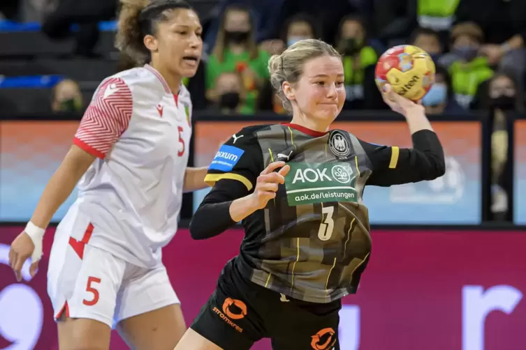 Die Zweibr&uuml;ckerin Amelie Berger (rechts, im Spiel gegen Kongo) spielte mit der deutschen Nationalmannschaft im Dezember eine gut