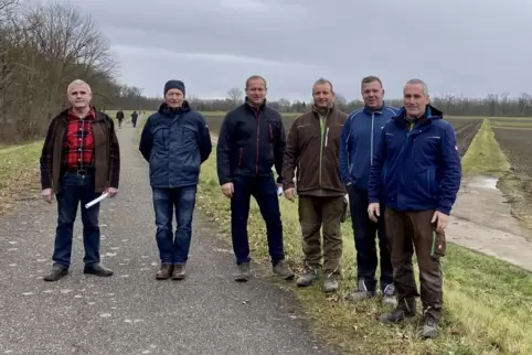 Klagen gegen den geplanten Neubau des Deichabschnitts zwischen Reffenthal und Kollerstraße entlang des Wiesenwegs (im Hintergrun