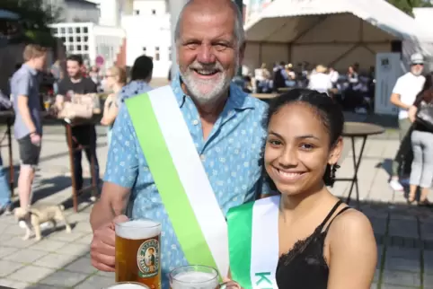 Messe und Kuseline (Clara da Oliveira-Seyler mit Stadtbürgermeister Jochen Hartloff) sind untrennbar – 2021 wurde klein gefeiert