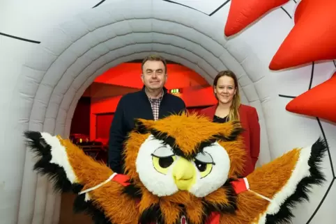 Mit Maskottchen: Lisa Heßler und Martin May. 