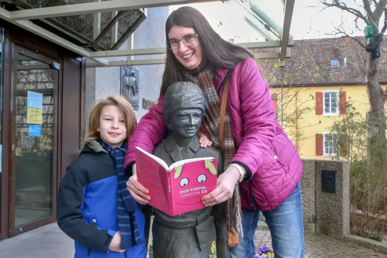 Ein besonderes Autorenduo: Ulrike Dansauer und Sohn Elias mit ihrem gemeinsamen Kinderbuch. 