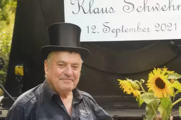 Auf Abschiedstour mit der Lok Speyerbach: der 81-jährige Dampflokomotivführer Klaus Schwehm aus Kaiserslautern. 