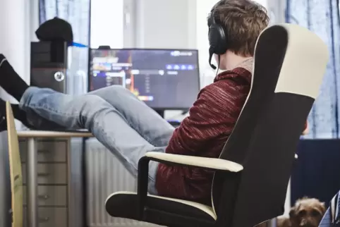 Seit fast zwei Jahren leben wir mit der Pandemie. Der Computer und das Handy waren zeitweise für Jugendliche die einzige Möglich Seit fast zwei Jahren leben wir mit der Pandemie. Der Computer und das Handy waren zeitweise für Jugendliche die einzige Möglich