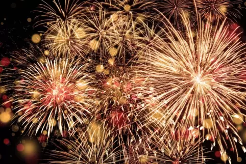 Lichter, Funken, Feuerwerk zum Jahreswechsel. Der Brauch kommt von den Germanen, die böse Dämonen, die in dieser Nacht wüten sol