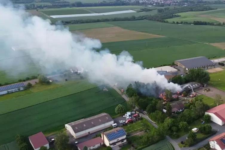 Bei einem Feuer in Tiefenthal ist im Juni eine landwirtschaftliche Halle ausgebrannt.