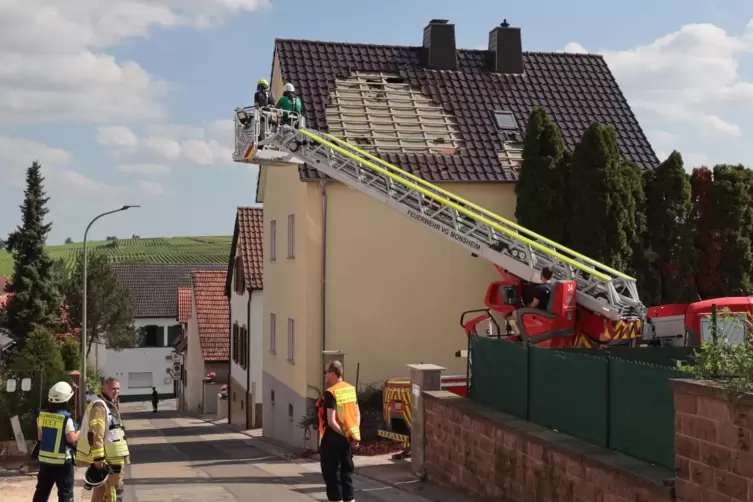 Nach einer Explosion klaffte ein Loch im Dach dieses Kindenheimer Wohnhauses.