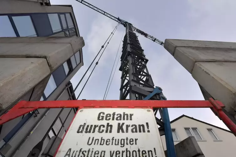 Wasserrohrbruch in der Gabelsbergerstraße: Baufirma bei der Lokalisierung der Bruchstelle