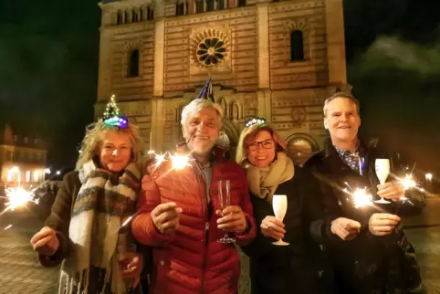Mit Wunderkerzen und Sekt: In Speyer läuteten ein paar wenige Menschen vor dem Dom das neue Jahr ein. 