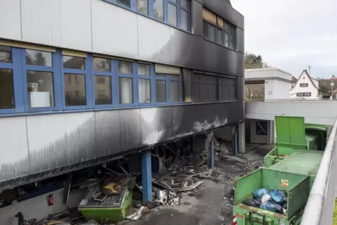 Bein Brand eines Kleidercontainers wurde auch die Fassade in Mitleidenschaft gezogen. 