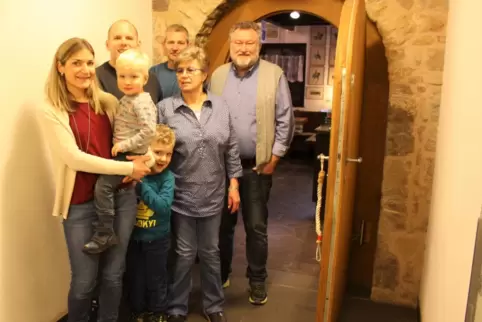 Die neuen und die alten Pächter von links: Daniela Walber mit den Söhnen Julian (2) und Felix (5), Gisela und Albert Schattner. 