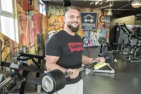 Kennt sich mit dem Workout aus: Fitnesstrainer Kevin Theobald hat Tipps gegen überflüssige Pfunde. 