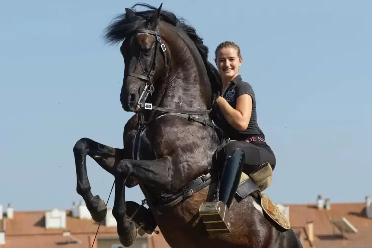 Clara Kreutter beim Training auf dem Pferd. 