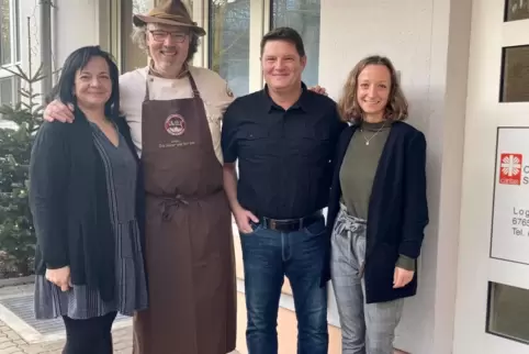 Koch Peter Scharff (Zweiter von links) mit Kai Ellenberger sowie Nadia Gzarnecki und Jasmine Rothe von der Verwaltung des Christ
