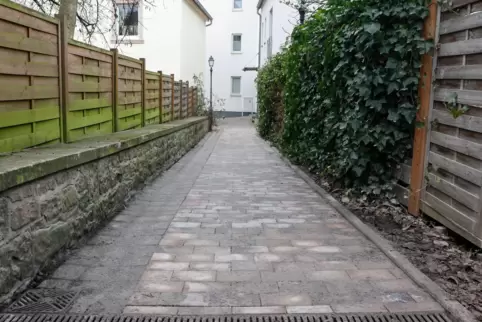 Pflaster statt Schotter: Der Fußweg, der den Parkplatz an der Sparkasse Donnersberg mit der in die Rockenhausener Innenstadt füh Pflaster statt Schotter: Der Fußweg, der den Parkplatz an der Sparkasse Donnersberg mit der in die Rockenhausener Innenstadt füh
