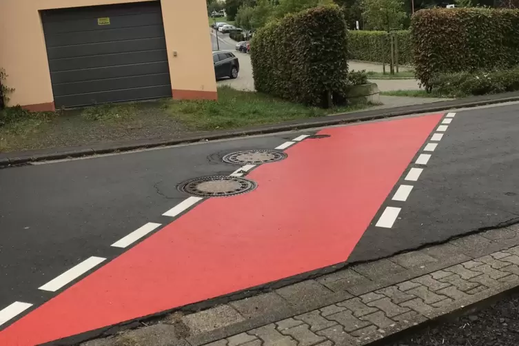 Eine Schwelle soll in der oberen Ringstra&szlig;e Autofahrer bremsen und einen ebenerdigen &Uuml;bergang schaffen.