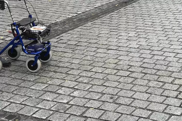 In der unteren Ringstra&szlig;e wird das holprige Pflaster links und rechts auf etwa einem Meter Breite abgefr&auml;st. 
