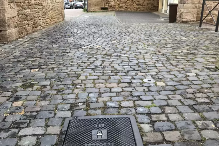 Zwischen Rognacplatz und Schlossstra&szlig;e soll ins Altstadt-Pflaster ein Laufweg eingezogen werden.