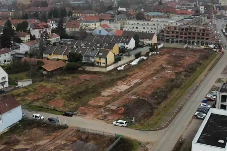 Es geht um dieses L-förmige Grundstück an Paul-von-Denis-Straße (rechts) und Mozartstraße (unten). 