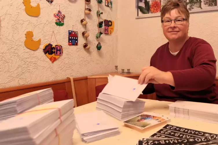 Astrid Seithel, ehrenamtliche Helferin der Großpfarrei Heilige Elisabeth, kuvertiert Sternsinger-Briefe für Tiefenthal und Nackt
