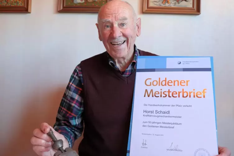 Horst Schaidl aus Grünstadt zeigt stolz seinen Goldenen Meisterbrief und zwei seiner Meisterstücke.