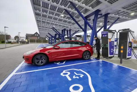 Ein Elektrofahrzeug lädt im bislang größten Schnellladepark des Energieunternehmens EnBW für E-Autos am Kamener Kreuz. 