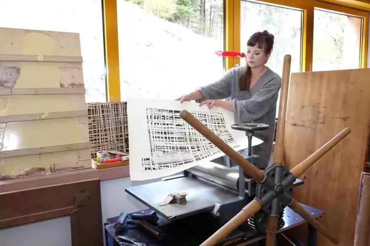 Experimentierfreudige Bildgestalterin: Marie Gouil an der Druckerpresse ihres Lauterer Ateliers. 